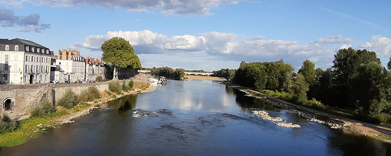 La Loire au plus bas face à l'Empreinte Hôtel