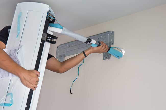 Un technicien spécialisé garantit la bonne installation d'un climatiseur